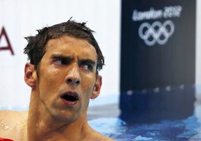 Phelps observa el marcador tras la carrera.