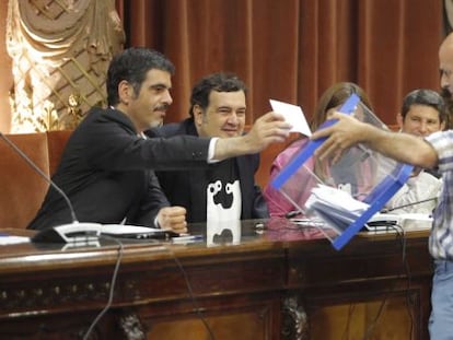 Eneko Goia, alcalde de San Sebastián, junto al socialista Ernesto Goia durante el pleno de constitución del Ayuntamiento donostiarra.