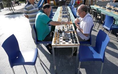 Participantes en unas partidas de ajedrez celebradas en Alderdi Eder, San Sebastián.
