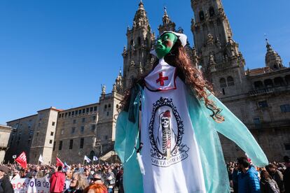 El lder del PSdeG, Valentn Gonzlez Formoso, ha asegurado que con la manifestacin, Galicia explica a la Xunta su opinin sobre una poltica sanitaria que va de ocurrencia tras ocurrencia y parche tras parche.