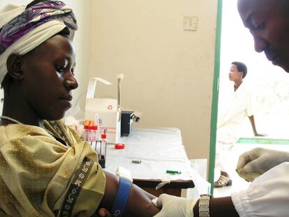 Una mujer se hace el test del VIH en Mukono (Uganda).