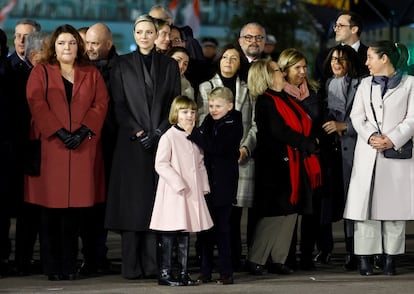 La princesa Charlene, acompañada por Mélanie-Antoinette Costello de Massy (a la izquierda) y sus hijos, Jacques y Gabriella, en las celebraciones de Santa Devota el 26 de enero de 2023.