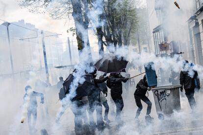 Enfrentamiento entre los manifestantes y las fuerzas de seguridad francesas, este jueves en Nantes.