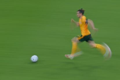 Gareth Bale, en una cabalgada durante el Gales-Turquía.