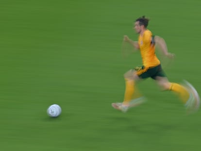 Gareth Bale, en una cabalgada durante el Gales-Turquía.