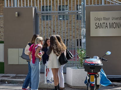 Varias alumnas en la puerta del colegio mayor Santa Mónica, al que se dirigieron los gritos machistas de los estudiantes del Elías Ahúja.