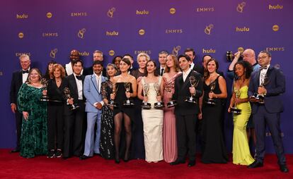 Los creadores, elenco y equipo de producción, posan con sus premios en los Emmy 2024.