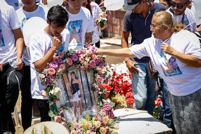 Familiares en el entierro de la niña Alexa, en Sinaloa, el 7 de mayo de 2025.