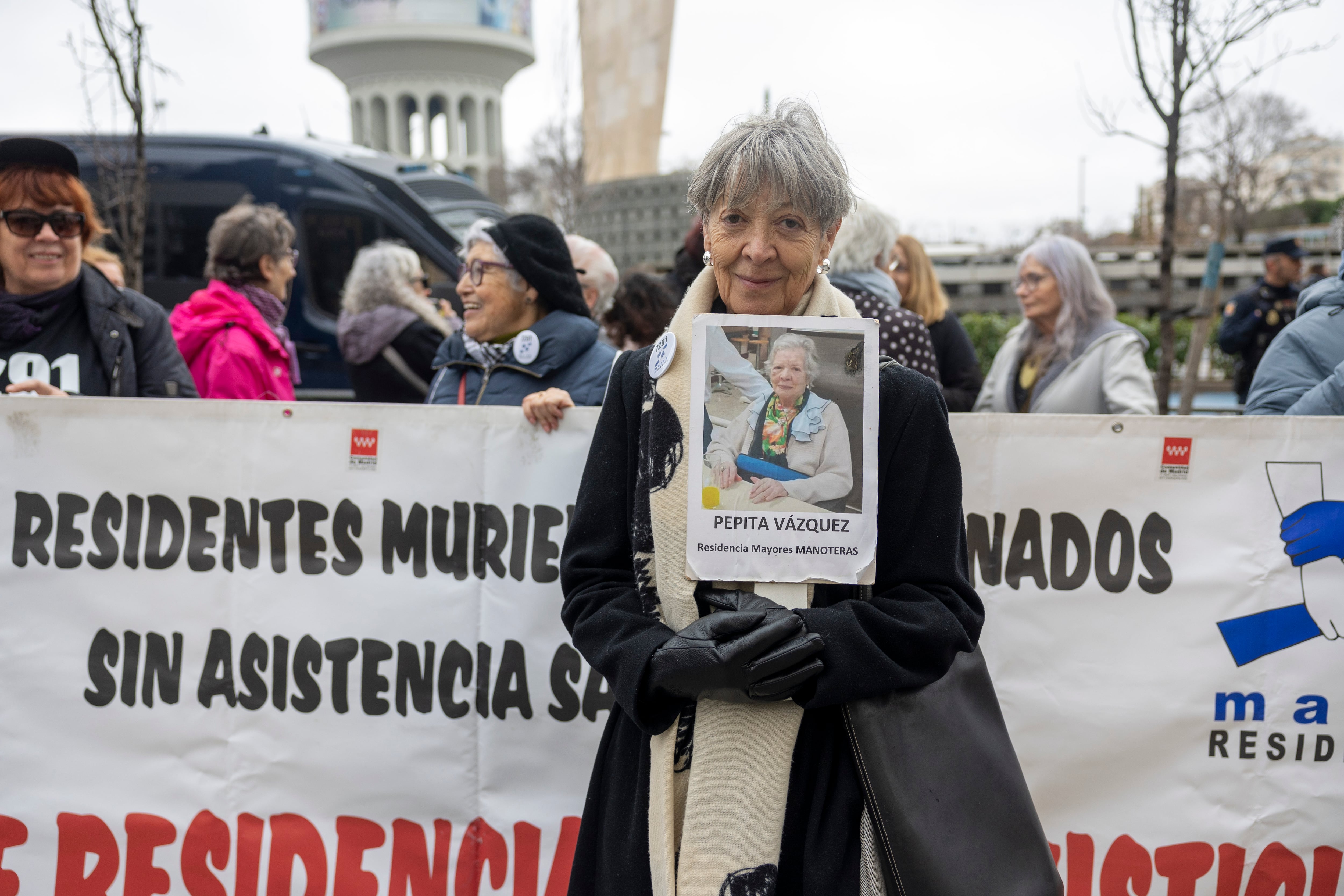 Concha Quirós, querellante en el procedimiento que se ha instruido este martes, sostiene un cartel con el nombre de su madre, Pepita Vázquez, durante una concentración de las asociaciones de familiares a las puertas de los juzgados de Plaza de Castilla.