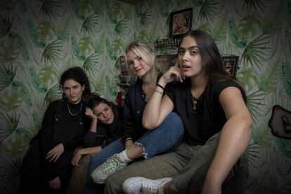 El grupo madrileño Hinds, durante una pausa de sus ensayos en Madrid.