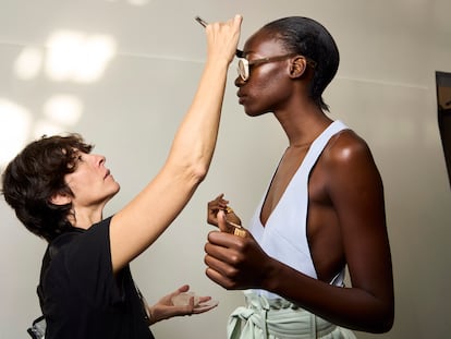 Retoques de maquillaje minutos antes del desfile de Zimmermann primavera-verano 2024.