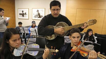 El director Favio Chávez y dos de sus músicos mágicos. 