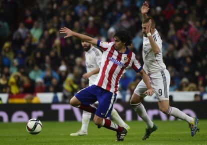 Benzema presiona a Tiago