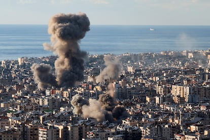 Columnas de humo tras bombardeos israelíes sobre Dahiye, al sur de Beirut, este martes.