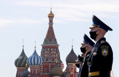 En la imagen, soldados del Regimiento Presidencial se alinean antes del desfile del Día de la Victoria en la Plaza Roja de Moscú.