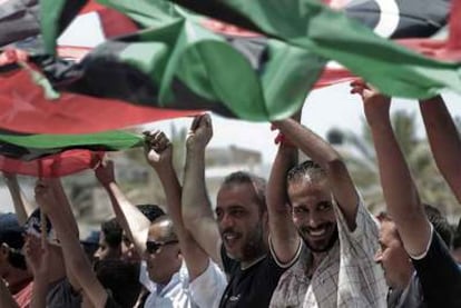 Rebeldes libios celebran en la ciudad de Misrata la decisión de la Corte Penal Internacional de ordenar la detención de Gadafi.