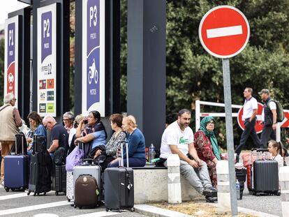 Viajeros esperan en el exterior del aeropuerto internacional de Toulouse en Blagnac, este miércoles.