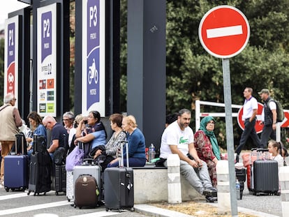Viajeros esperan en el exterior del aeropuerto internacional de Toulouse en Blagnac, este miércoles.