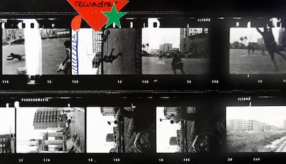 Hoja de contactos del fotógrafo Xavier Miserachs, con la serie del niño portero.
