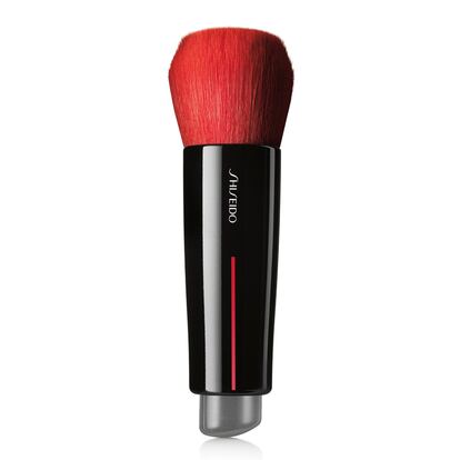 Daiya Fude Brush de Shiseido. La marca japonesa se ha convertido en referente en brochas también en nuestro país (sobre todo después del reciente lanzamiento de Hanatsubaki, súper innovadora y con forma de flor de camelia). Pero desde el año pasado su Daiya Fude es líder en ventas de la marca. ¿Por qué? Porque está inspirada en la delicada caligrafía japonesa y porque cuenta con un aplicador para texturas líquidas y otro para texturas en polvo.