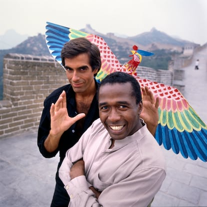 David Copperfield y el actor y presentador Ben Vereen en uno de los grandes espectáculos que realizó el mago en el que caminó a través de la Gran Muralla China, en marzo de 1986.