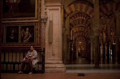 Una mujer en el interior de la Mezquita de la Catedral de Córdoba. El Grupo de Ciudades Patrimonio de la Humanidad de España contará este año con unas directrices para establecer un itinerario común en la implantación de los planes de gestión en cada ciudad, relacionados con la protección y conservación de sus bienes históricos y artísticos.