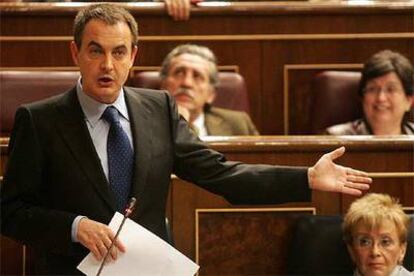 Rodríguez Zapatero, junto a Fernández de la Vega, ayer en la sesión de control del Congreso.