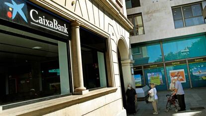 Vista de una oficina de Bankia y otra de CaixaBank en el centro de L'Hospitalet (Barcelona). EFE/Toni Albir/Archivo