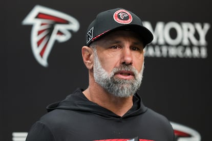 Jeff Ulbrich, coordinador defensivo de los Atlanta Falcons.
