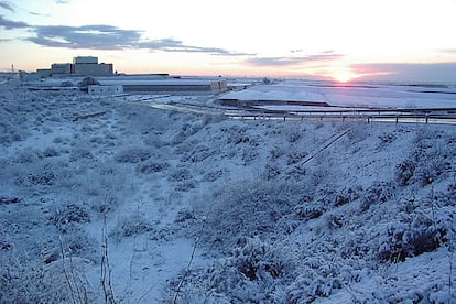 "En Almería la nevada no fué tan copiosa pero sí insólita, ver al amanecer el poniente almeriense cubierto de nieve fue emocionante y no dudamos en echarnos a la calle a jugar un rato como niños. Las imágenes son del término municipal de El Ejido con Sierra de Gador, al fondo, con apenas nieve, y todo lo demás cubierto por un manto blanco. Alcanzamos los 2º bajo cero". (LAURA FERNÁNDEZ)