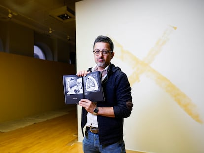 Palestinian cartoonist Mohammad Sabaaneh with his book of illustrations, on Monday at Casa Árabe in Madrid.