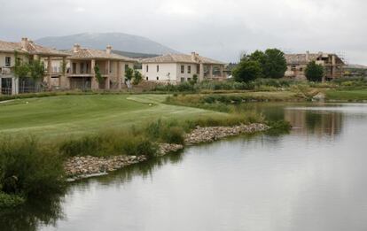 Chal&eacute;s independientes junto al campo de golf de Layos (Toledo), que vende Ibercaja a precios de entre 197.000 y 230.000 euros y que incluyen derecho al uso del golf. 