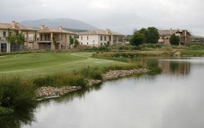 Chalés independientes junto al campo de golf de Layos (Toledo), que vende Ibercaja a precios de entre 197.000 y 230.000 euros y que incluyen derecho al uso del golf.