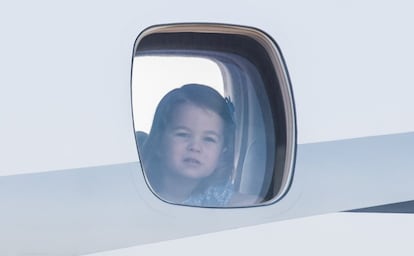 Tal y como hicieron durante el aterrizaje en Varsovia, los pequeños príncipies también han curioseado por la ventanilla antes de bajar del avión. En la imagen, la princesa Carlota de Cambridge mira por la ventanilla del avión a su aterrizaje en el aeropuerto de Berlín.