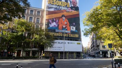 La lona colgada por Desokupa, este viernes en Madrid.