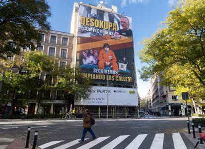 La lona colgada por Desokupa, este viernes en Madrid.