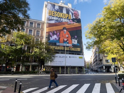 La lona colgada por Desokupa, este viernes en Madrid.