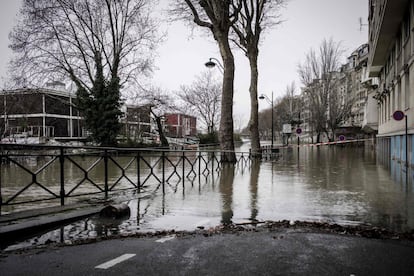 Una calle inundada por la crecida del río Sena en París, el 25 de enero de 2018.