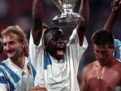 Boli alza el trofeo europeo ganado por el Marsella al Milan en 1993. A la izquierda, Völler.