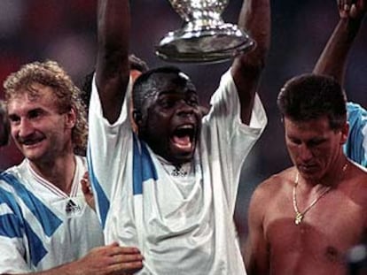 Boli alza el trofeo europeo ganado por el Marsella al Milan en 1993. A la izquierda, Völler.