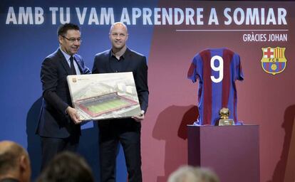 Bartoméu  y Jordi Cruyff, con un cuadro de la maqueta del Estadi Johan Cruyff.