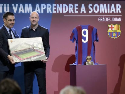 Bartoméu  y Jordi Cruyff, con un cuadro de la maqueta del Estadi Johan Cruyff.