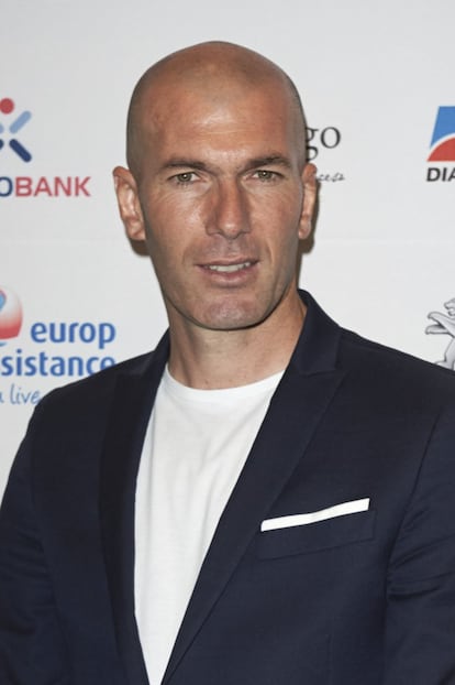 <p>Los más veteranos en el asunto futbolístico recordarán a un Zidane (Marsella, 1972) con una mata de pelo rizado más frondosa que la selva amazónica. Pero hoy el entrenador del Real Madrid es uno de los grandes valedores de la calvicie en el fútbol y la lleva con orgullo (y sin haber perdido ni un ápice de eso que lo convirtió en una especie de 'sex symbol' del campo). Aún mejor: también la lleva con humor. Muy comentada fue la respuesta que dio en enero de 2017 a un reportero que le preguntó si había perdido mucho pelo desde su llegada al Madrid. "Igual que tú, a lo mejor", respondió él. <a href="https://www.youtube.com/watch?v=YJ64cmPTGio" target="_blank">Sí, el reportero también era calvo.</a></p>