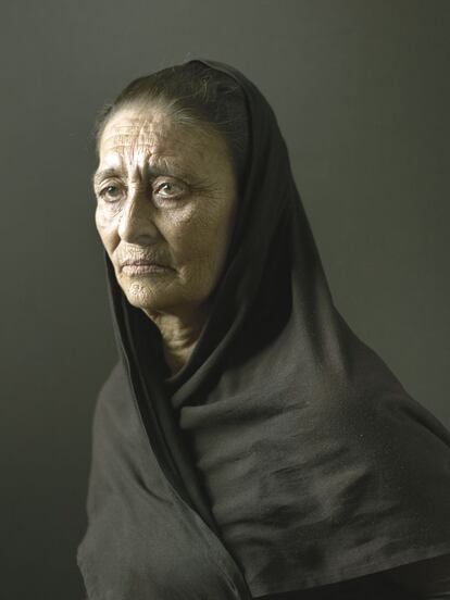 Adela, una de las mujeres que viven en el campamento gitano en el Alentejo portugués, situado en el centro-sur. La fotografía forma parte de una colección de 40 retratos que se pueden visitar en el Centro de Arte Tomás y Valiente de Fuenlabrada, en la exposición 'El sueño va sobre el tiempo'.