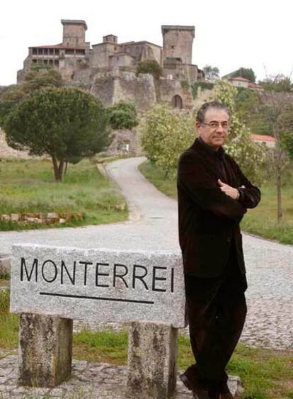 El diseñador Roberto Verino, frente al Castelo de Monterrei.