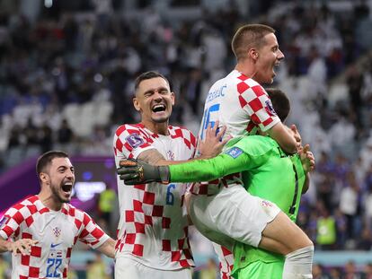 Al Wakrah (Qatar), 05/12/2022.- Players of Croatia celebrate after winning the penalty shoot-out of the FIFA World Cup 2022 round of 16 soccer match between Japan and Croatia at Al Janoub Stadium in Al Wakrah, Qatar, 05 December 2022. (Mundial de Fútbol, Croacia, Japón, Catar) EFE/EPA/Abir Sultan
