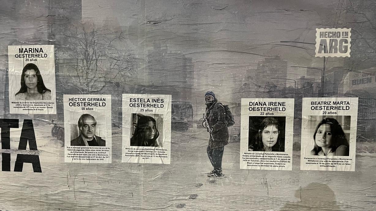 Carteles con las fotografías de los desaparecidos de la familia Oesterheld, colocados sobre la publicidad de la serie 'El eternauta', en Buenos Aires, a inicios del pasado mes de mayo.