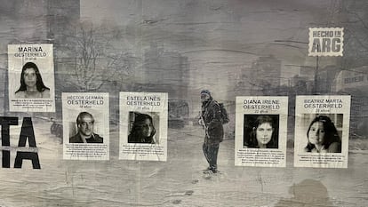 Carteles con las fotografías de los desaparecidos de la familia Oesterheld, colocados sobre la publicidad de la serie 'El eternauta', en Buenos Aires, a inicios del pasado mes de mayo.