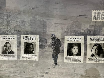 Carteles con las fotografías de los desaparecidos, colocados en la publicidad del El Eternauta en las calles de Buenos Aires.