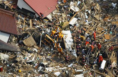 Equipos de rescate buscan a víctimas entre los escombros en la localidad de Noda, en la prefactura de Iwate, al norte de Japón.